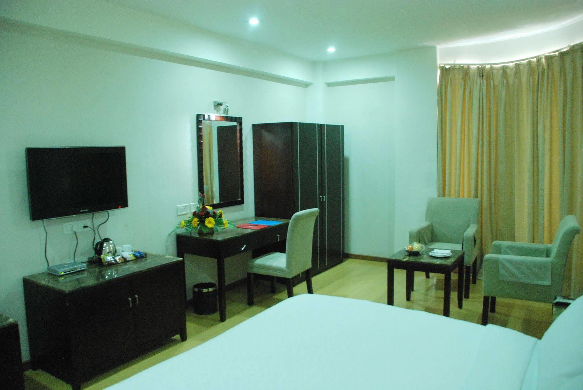 Treebo Trend Hotel Parker Ahmedabad Esterno foto