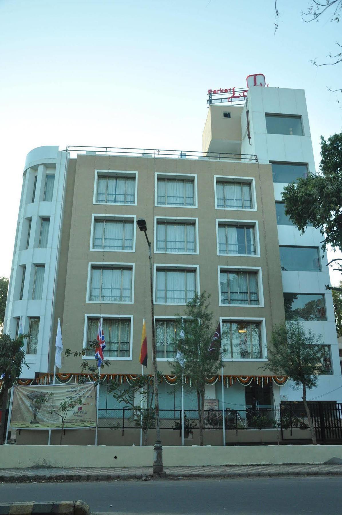 Treebo Trend Hotel Parker Ahmedabad Esterno foto