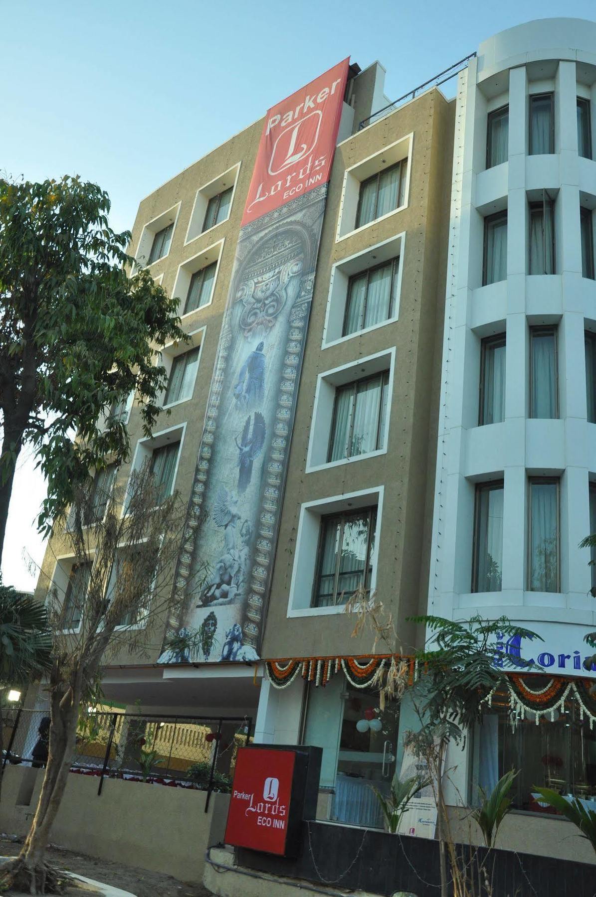 Treebo Trend Hotel Parker Ahmedabad Esterno foto
