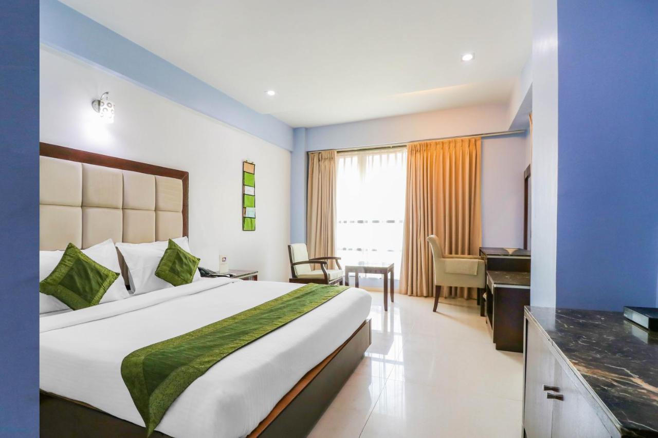 Treebo Trend Hotel Parker Ahmedabad Esterno foto