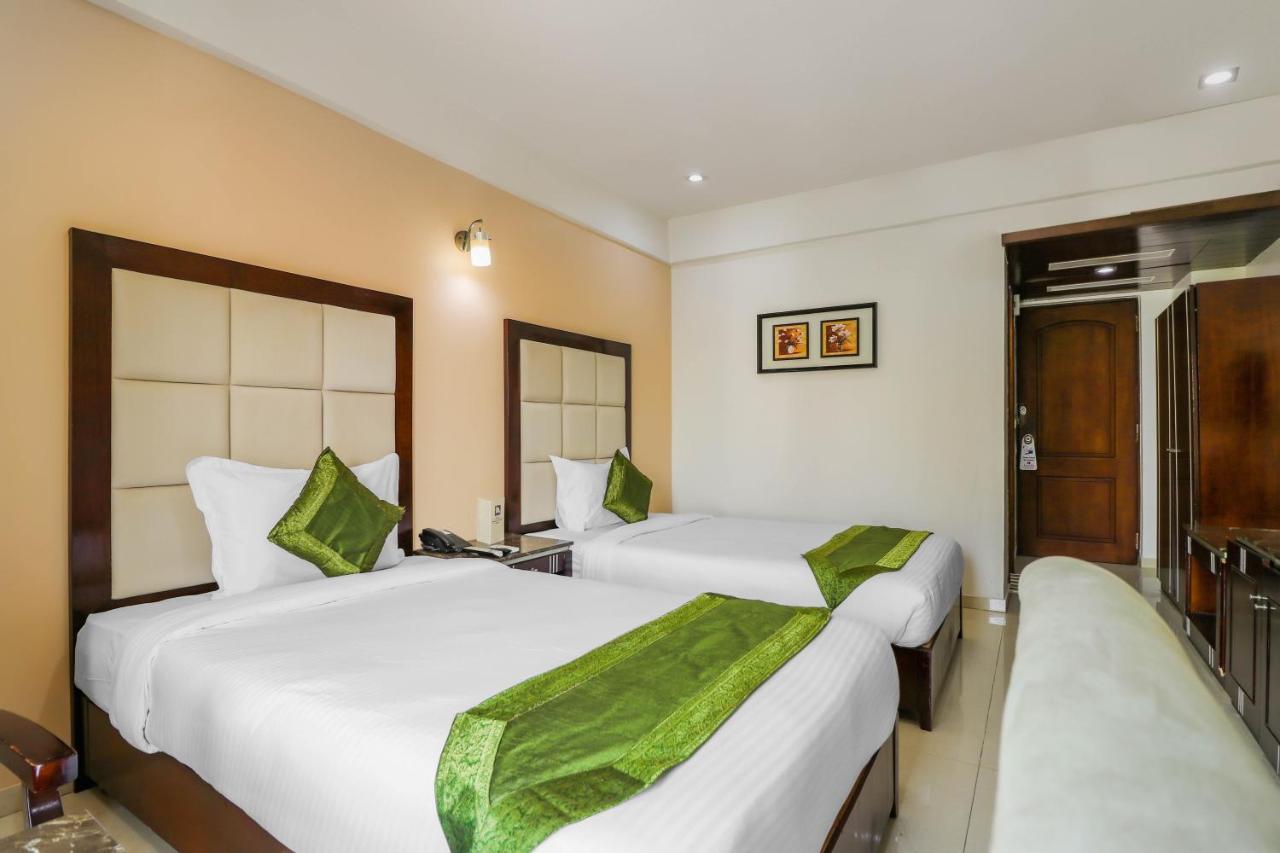Treebo Trend Hotel Parker Ahmedabad Esterno foto